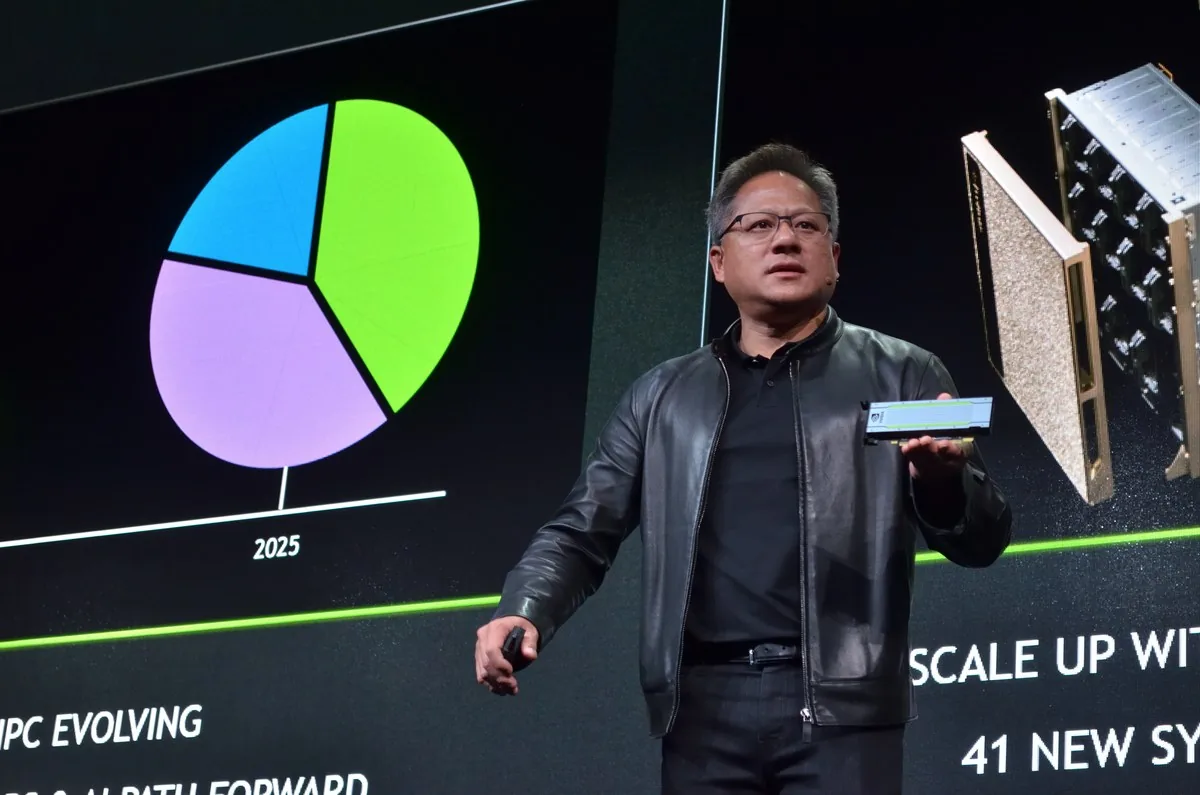 무대에서 발표 중인 엔비디아 CEO 젠슨 황