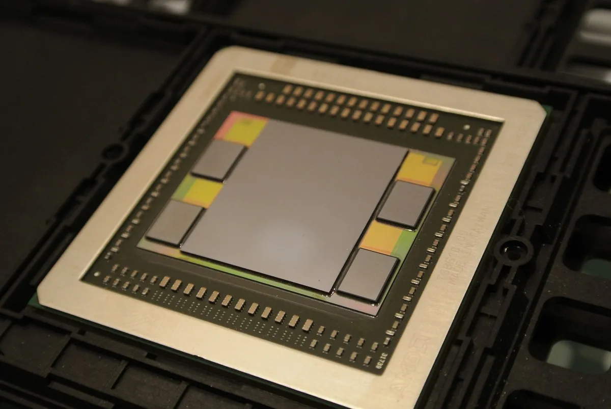 실제 GPU 패키지 사진 — 가운데 큰 칩(GPU) 옆에 HBM 메모리 스택 4개가 나란히 붙어 있는 모습